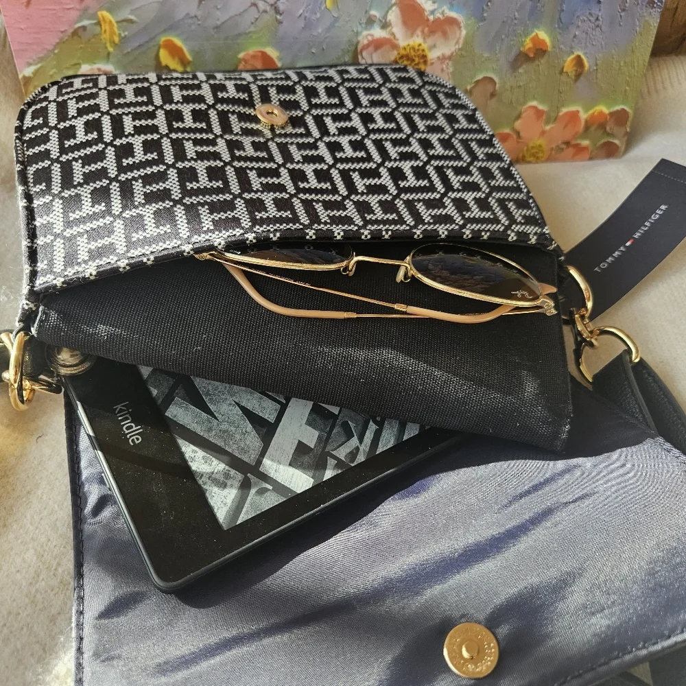 Tommy Hilfiger [NWT] - Monogram Crossbody Bag - Adjustable - Picture 6 of 8